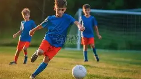 《约罗坚定立场，勇敢拒皇马诱惑；曼联力挺正能量，只为球队辉煌未来》