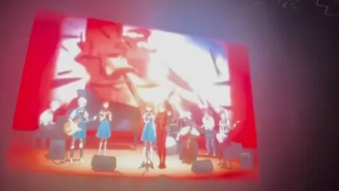 国足进攻不畅，韦世豪禁区内不慎滑过空门！